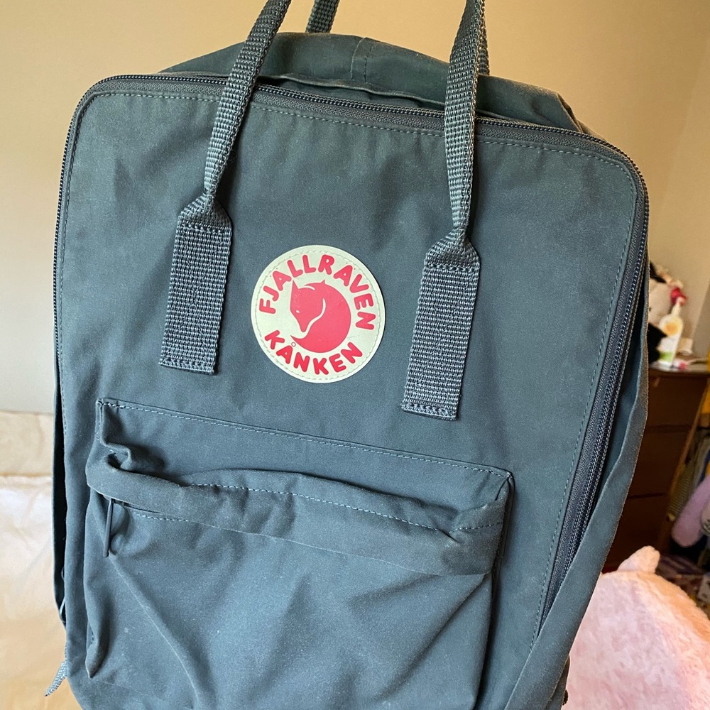 FJALLRAVEN BACKPACK in SUPER GREY.